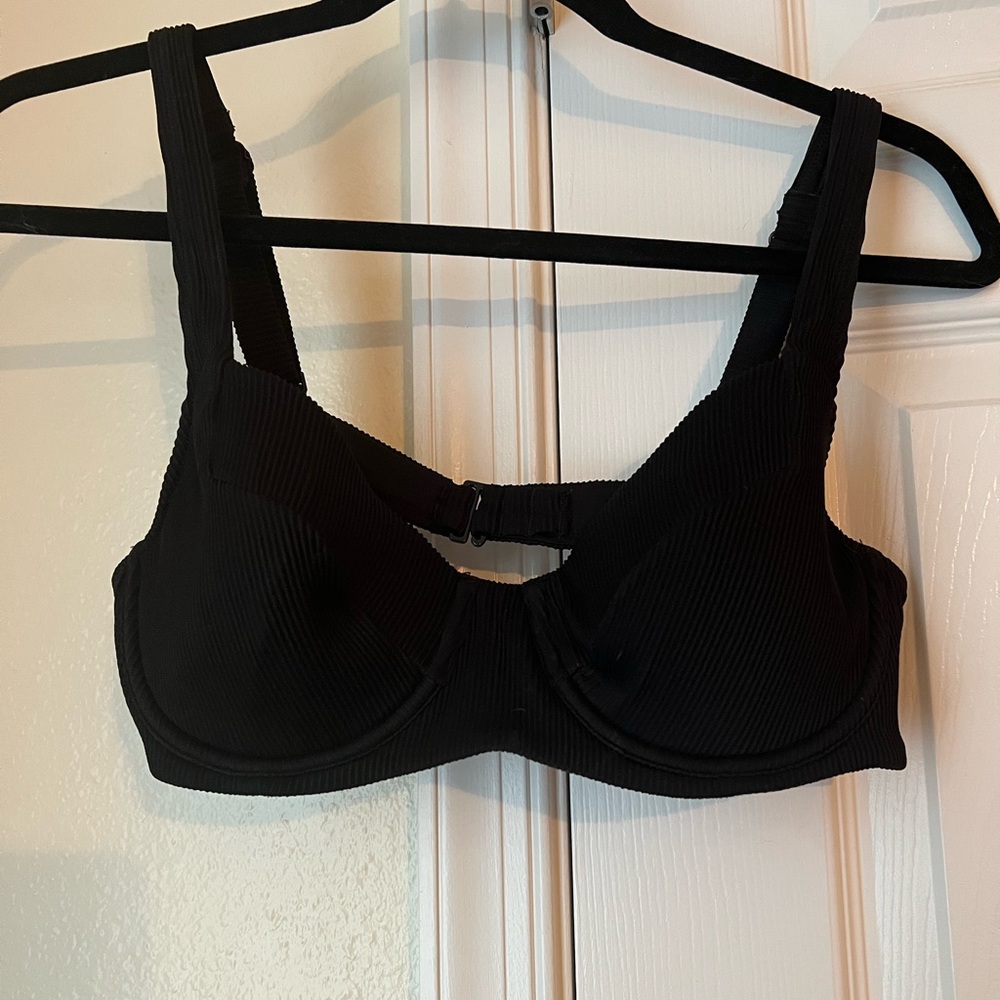 Black Women's Underwire Swim Top